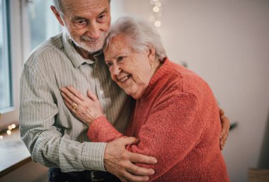 Evdeki yaşlı çift için romantik bir an..