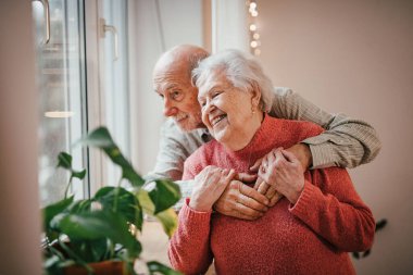 Evdeki yaşlı çift için romantik bir an..
