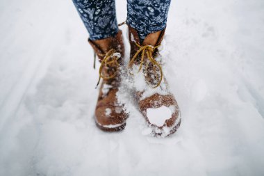 Kışlık botlarla taze karda yürüyorum. Kapat..