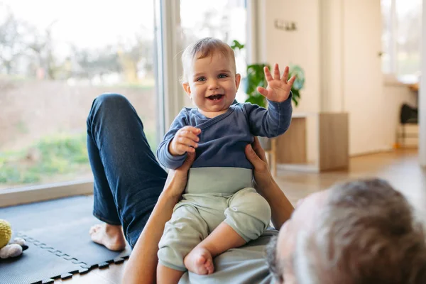 Baba yerde oğluyla oynuyor..