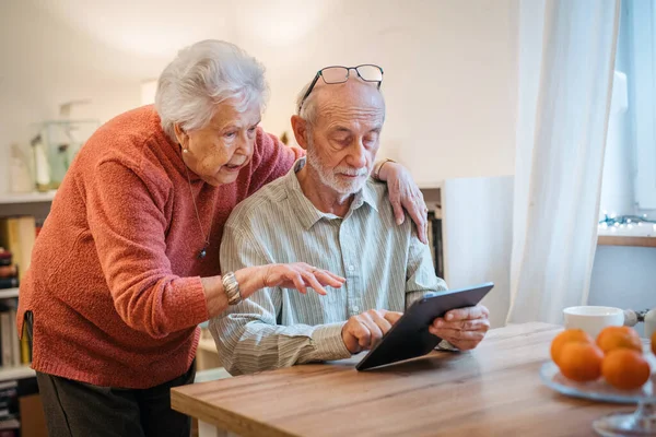 Kıdemli çift tabletle çalışıyor, teknolojiyle ilgili sorunları var. Dijital okuryazarlık.