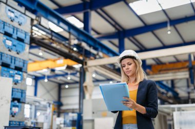 Modern fabrikada çalışan kadın mühendis ya da teknisyen. Kadın Yönetici.