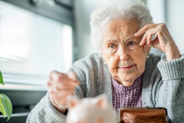 Finansal güvensizlikle karşı karşıya olan yaşlı kadın. Mali okuryazarlık