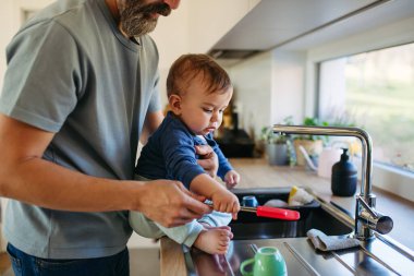 Babalar, annelik iznindeyken küçük oğullarına bakarlar..
