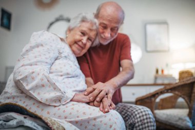 Yaşlı eşler uyumadan önce sessiz bir anı paylaşıyorlar. Uyku zamanı konsepti.