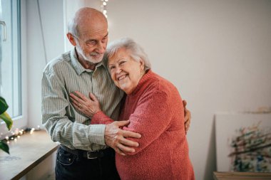 Evdeki yaşlı çift için romantik bir an..