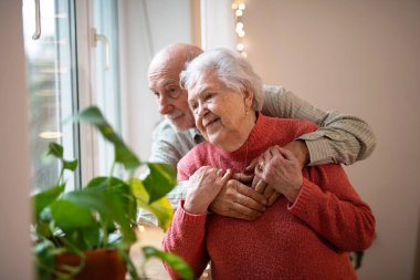 Evdeki yaşlı çift için romantik bir an..