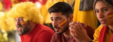 Stadyumda oynanan canlı futbol maçında İspanyol milli takımını destekleyen futbol taraftarları endişeli..