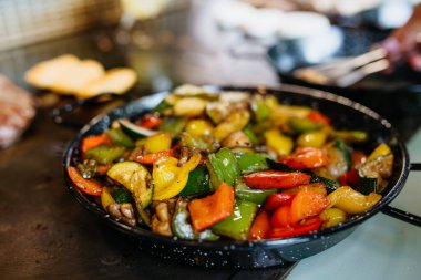 Kızarmış sebzeler sağlıklı ve kolay garnitür..