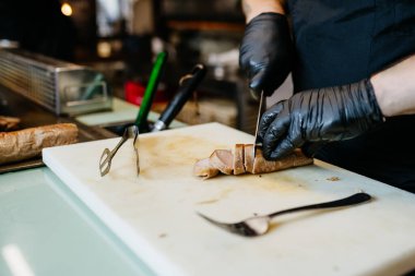 Açık büfe yemeği sırasında ızgara et kesen şef. Kapat..