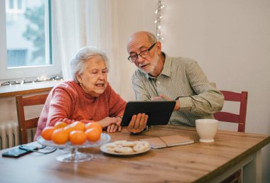 Kıdemli çift tabletle çalışıyor, teknolojiyle ilgili sorunları var. Dijital okuryazarlık.
