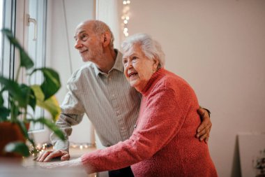 Evdeki yaşlı çift için romantik bir an..