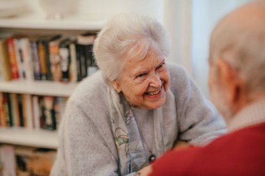 Evdeki yaşlı çift için romantik bir an..