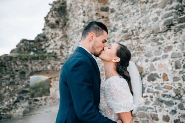 Güzel bir gelini öpen bir kocanın portresi. Romantik düğün anı.