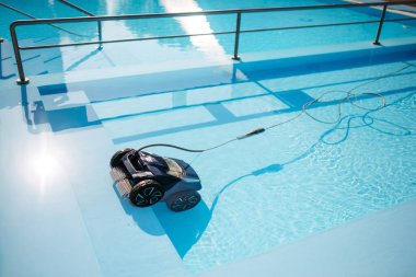 Robotik havuz temizleyicisi yüzme havuzunu temiz tutmak için çalışıyor akıllı sualtı havuzu süpürgesi robotu..