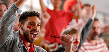 Stadyumdaki futbol maçında Avusturya milli takımını destekleyen heyecanlı futbol taraftarları.