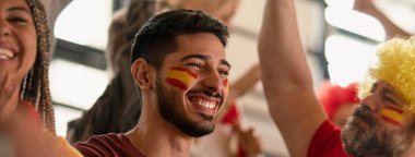 Heyecanlı futbol taraftarları stadyumdaki canlı futbol maçında İspanyol milli takımını destekliyor..