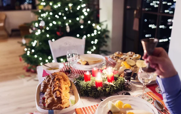 Refeição de Natal em uma mesa — Fotografia de Stock