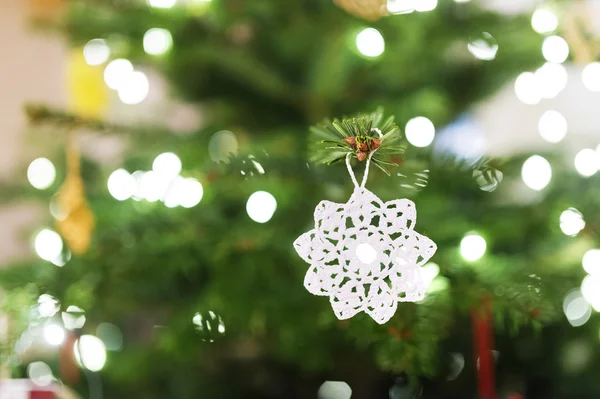 Decorazione all'uncinetto su albero di Natale — Foto Stock