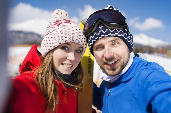 Junges Paar beim Skifahren — Stockfoto