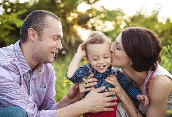 Lycklig ung familj — Stockfoto