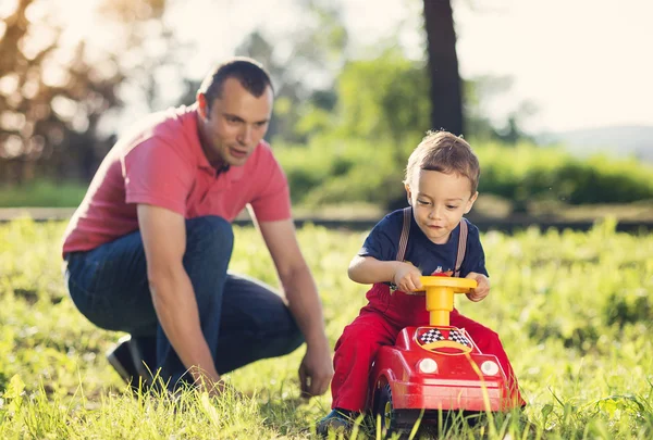 Feliz padre con su hijo — Foto de Stock