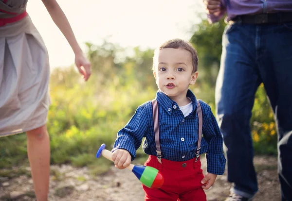 Padre e hijo, plantar un árbol en el jardín de la familia — Fotos de