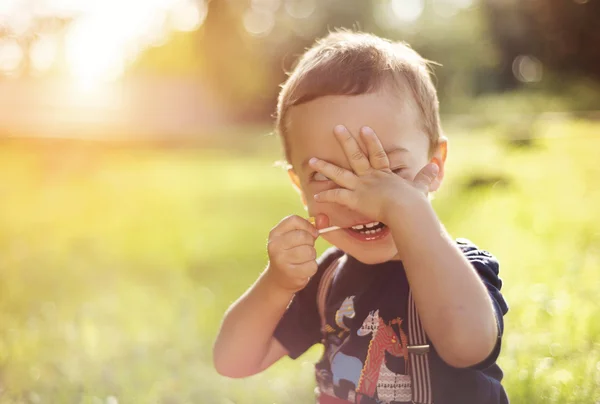 Söt liten pojke — Stockfoto