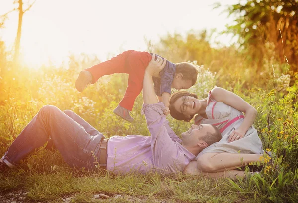 Familia joven feliz — Foto de Stock