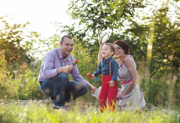 Familia joven feliz — Foto de Stock