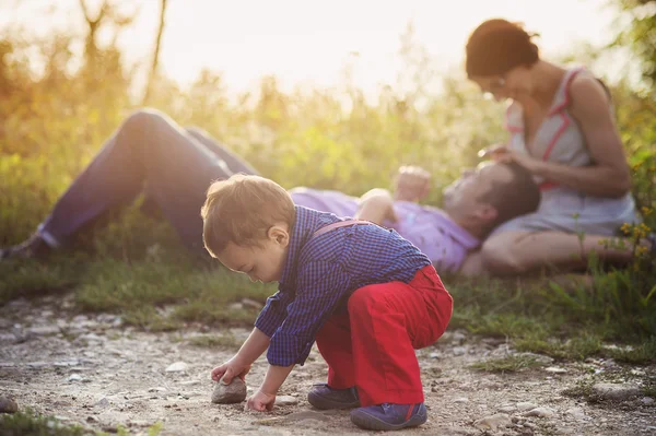 Felice giovane famiglia — Foto Stock