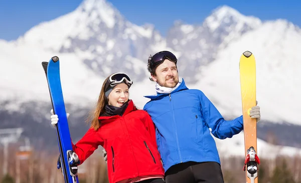 Jong koppel skiën — Stockfoto