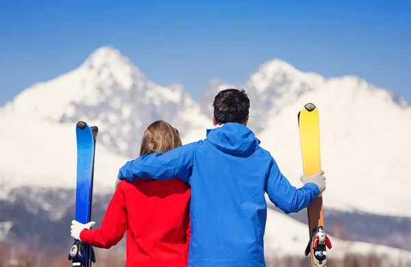 Ungt par skidor — Stockfoto