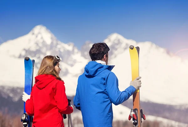 Ungt par skidor — Stockfoto