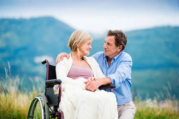 Homme avec femme en fauteuil roulant — Photo