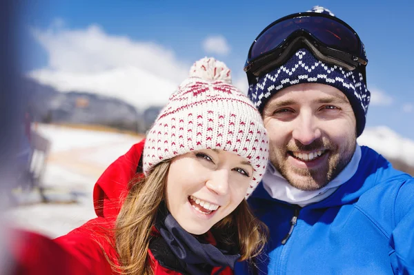 Mladý pár, lyžování — Stock fotografie