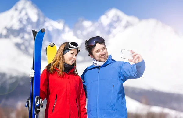 Jong koppel skiën — Stockfoto