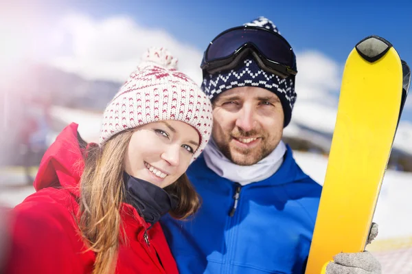 Young couple skiing — Stock Photo, Image