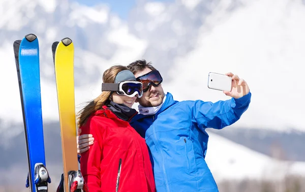 Jong koppel skiën — Stockfoto