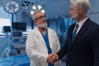 Doktor, ilaç temsilcisiyle sözleşme imzaladı. Başarılı bir anlaşma..