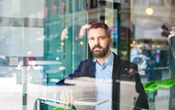 Hombre con tableta —  Fotos de Stock