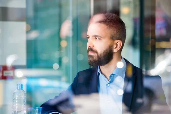 Uomo con compressa — Foto Stock