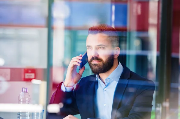 Adam akıllı telefon ile — Stok fotoğraf