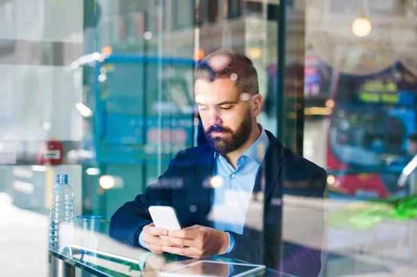 Adam akıllı telefon ile — Stok fotoğraf