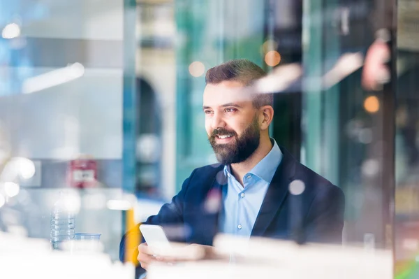 Hombre con teléfono inteligente — Foto de Stock