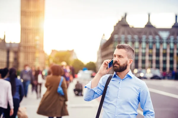 Homem com telefone inteligente — Fotografia de Stock