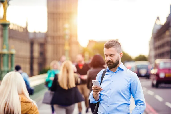 Homem com telefone inteligente — Fotografia de Stock