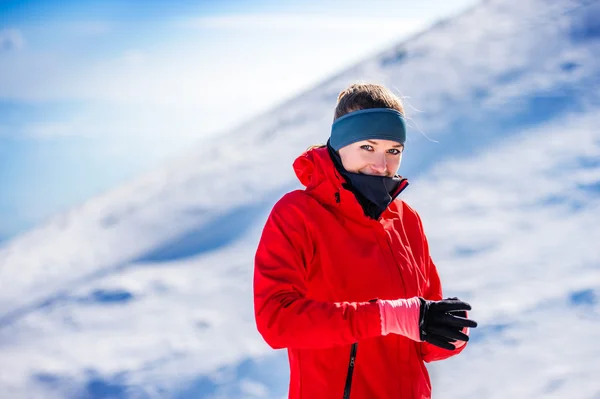 Ung kvinna jogging — Stockfoto