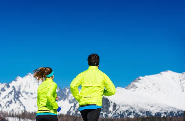 Jovem casal jogging — Fotografia de Stock