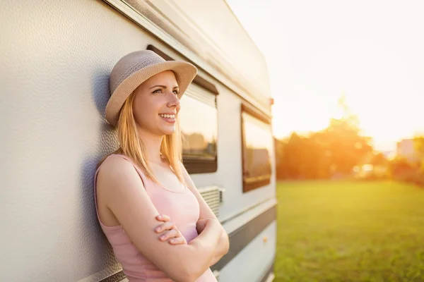 Mooie vrouw buiten de kampeerauto — Stockfoto